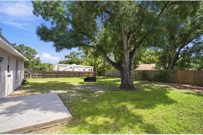 5717 E 11th Street E, Bradenton, FL 34203 - Photo 9