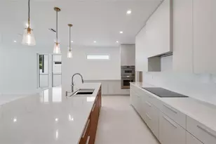 2596 Floyd St, Sarasota, FL 34239 - Photo 9