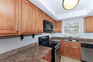942 La Costa Cir, Sarasota, FL 34237 - Photo 5