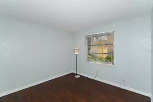 942 La Costa Cir, Sarasota, FL 34237 - Photo 9