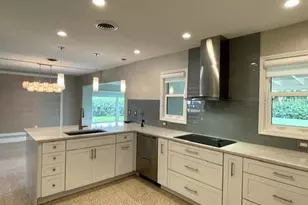 2253 Valencia Dr, Sarasota, FL 34239 - Photo 11