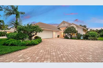 5476 Golf Pointe Drive, Sarasota, FL 34243 - Photo 7