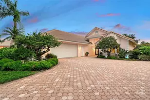 5476 Golf Pointe Dr, Sarasota, FL 34243 - Photo 7