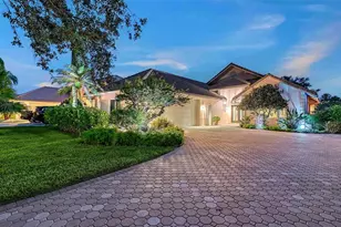 5476 Golf Pointe Dr, Sarasota, FL 34243 - Photo 5