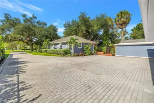 2635 Hyde Park St, Sarasota, FL 34239 - Photo 61