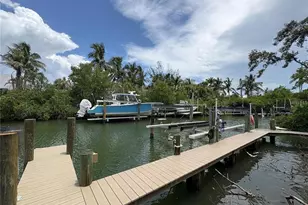 3441 Gulfmead Dr, Sarasota, FL 34242 - Photo 17