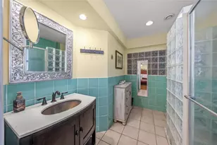 911 Southern Pine Ln, Sarasota, FL 34243 - Photo 21