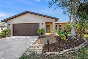 911 Southern Pine Ln, Sarasota, FL 34243 - Photo 1