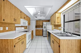 3972 Helene St, Sarasota, FL 34233 - Photo 9