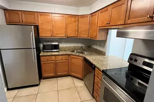 2610 Coconut Bay Ln Ln, Sarasota, FL 34237 - Photo 3