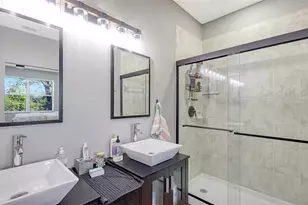 3827 Parkridge Cir, Sarasota, FL 34243 - Photo 23