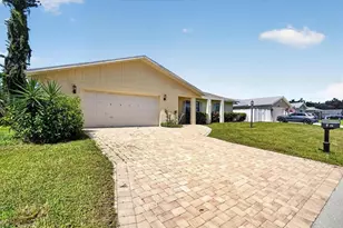 5031 Brandeis Cir S, Sarasota, FL 34243 - Photo 3