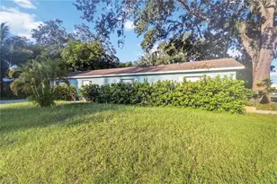 1704 11th St W, Bradenton, FL 34205 - Photo 3