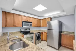2755 Coconut Bay Ln, Sarasota, FL 34237 - Photo 3