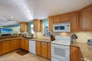 125 Crescent Dr, Anna Maria, FL 34216 - Photo 9