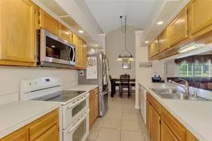 3911 77th Pl E, Sarasota, FL 34243 - Photo 11