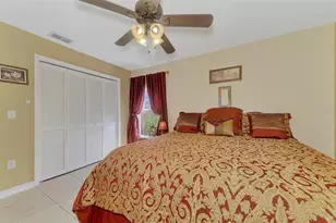 3911 77th Pl E, Sarasota, FL 34243 - Photo 25