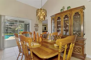 3911 77th Pl E, Sarasota, FL 34243 - Photo 7