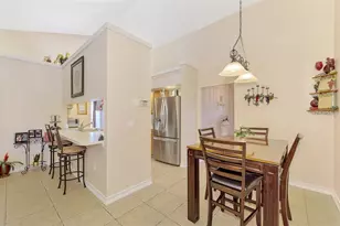 3911 77th Pl E, Sarasota, FL 34243 - Photo 9
