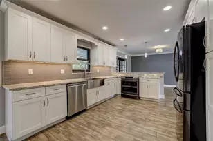 323 Suwanee Ave, Sarasota, FL 34243 - Photo 15
