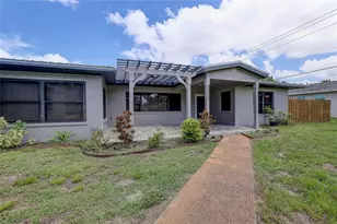 323 Suwanee Ave, Sarasota, FL 34243 - Photo 3