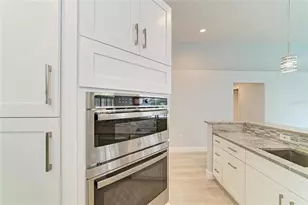 7488 Eleanor Cir, Sarasota, FL 34243 - Photo 23