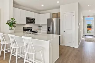 10674 Tiger Lily Dr, Venice, FL 34293 - Photo 5