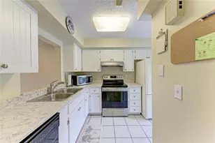7008 W Country Club Dr N, Sarasota, FL 34243 - Photo 17