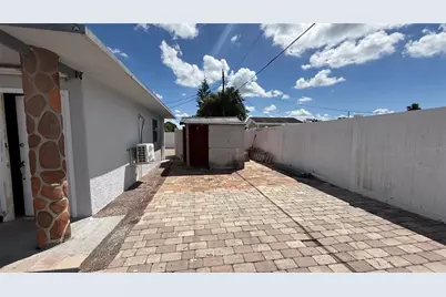 3100 Lake Ridge Drive, Sarasota, FL 34237 - Photo 11
