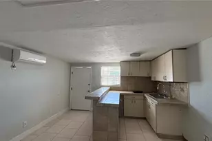 3100 Lake Ridge Dr, Sarasota, FL 34237 - Photo 9