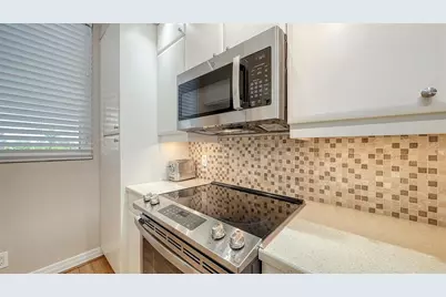 1075 Gulf Of Mexico Drive #303, Longboat Key, FL 34228 - Photo 27