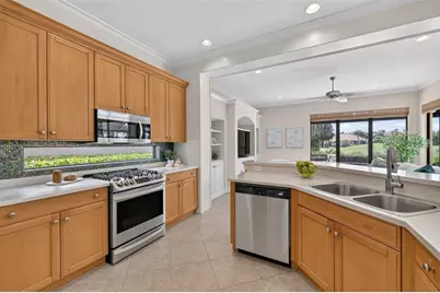 7058 Vilamoura Place, Lakewood Ranch, FL 34202 - Photo 13