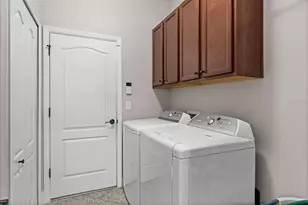 8212 36th St E, Sarasota, FL 34243 - Photo 17