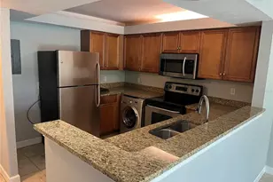 2740 Coconut Bay Ln Ln, Sarasota, FL 34237 - Photo 3