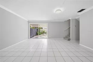 912 Byron Ln, Sarasota, FL 34243 - Photo 7