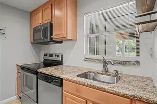 3390 Ramblewood Ct, Sarasota, FL 34237 - Photo 9