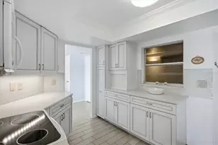 800 Benjamin Franklin Dr, Sarasota, FL 34236 - Photo 11