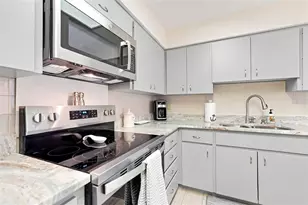 3871 Wilshire Cir W, Sarasota, FL 34238 - Photo 23