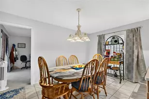 7283 Eleanor Cir, Sarasota, FL 34243 - Photo 9