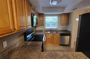 960 La Costa Cir, Sarasota, FL 34237 - Photo 5