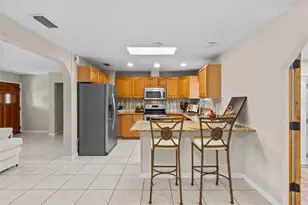 2520 E Milmar Dr, Sarasota, FL 34237 - Photo 9