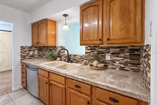 1126 Carmella Cir, Sarasota, FL 34243 - Photo 7
