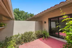 4802 Kestral Park Cir, Sarasota, FL 34231 - Photo 3