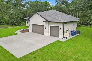 400 S Moon Dr, Venice, FL 34292 - Photo 5
