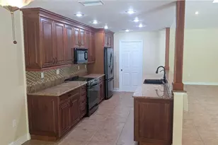 4615 Oak Forest Dr E, Sarasota, FL 34231 - Photo 9