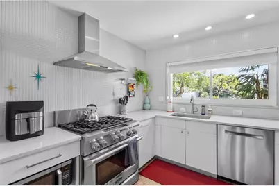 7739 Westmoreland Drive, Sarasota, FL 34243 - Photo 9