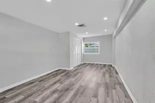 246 Magellan Dr, Sarasota, FL 34243 - Photo 19