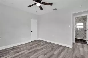 246 Magellan Dr, Sarasota, FL 34243 - Photo 29