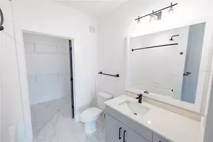 1420 Lakefront Dr, Sarasota, FL 34240 - Photo 13