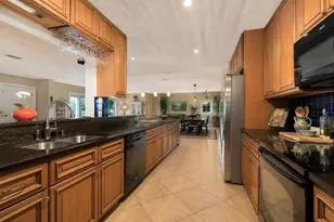 836 Magellan Dr, Sarasota, FL 34243 - Photo 7